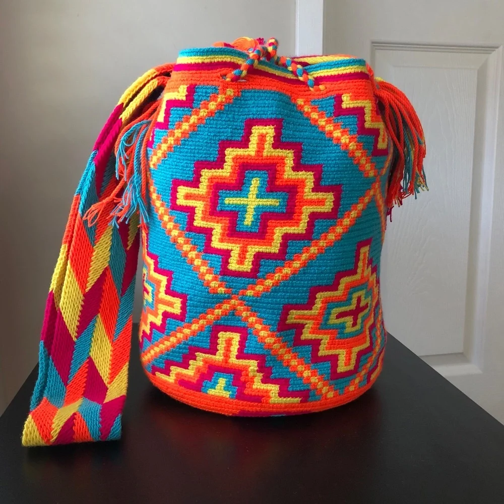 SOLD OUT //Wayuu Bags/ Handmade Bags/ Orange Crosses/ Size L - Picture 2 of 6